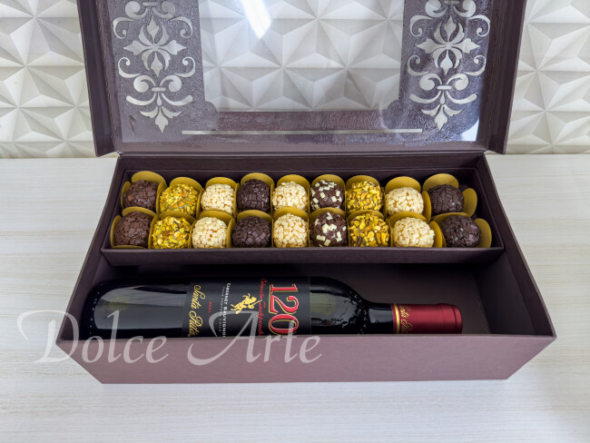 Caixa especial com 18 doces e vinho
