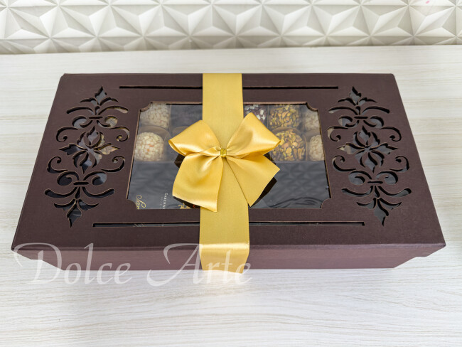 Caixa especial com 18 doces e vinho