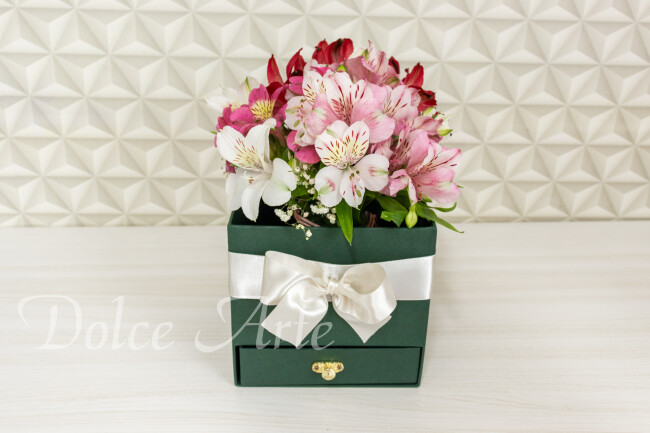 Caixa com Flores e Doces