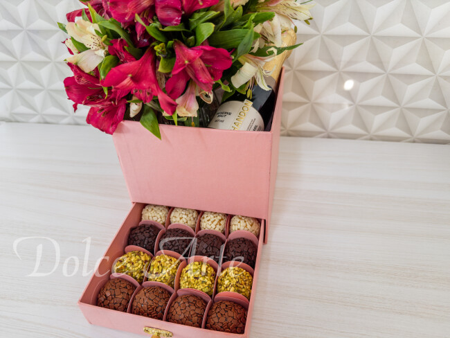 Caixa com Flores  Doces e mini espumante