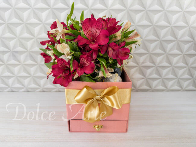 Caixa com Flores  Doces e mini espumante