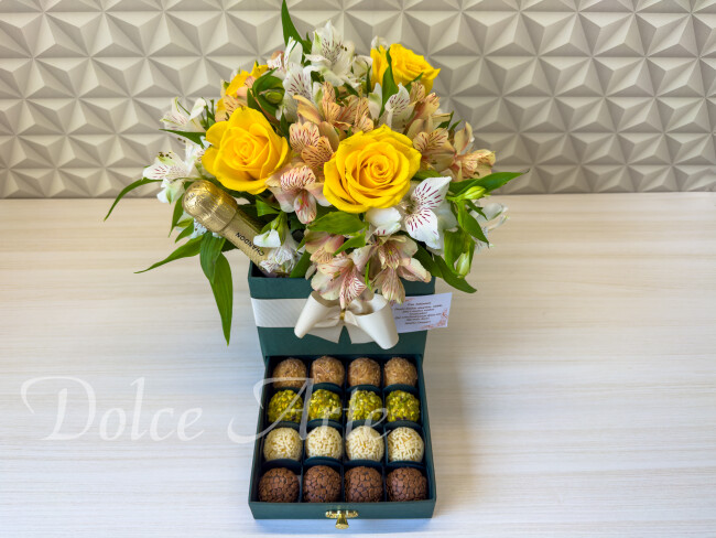 Caixa com Flores  Doces e mini espumante