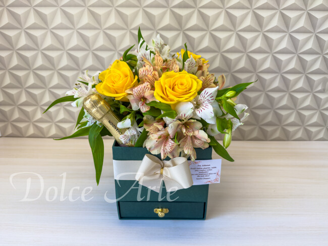 Caixa com Flores  Doces e mini espumante