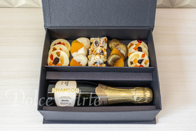 Caixas Personalizadas com chocolates com nuts e mini espumante