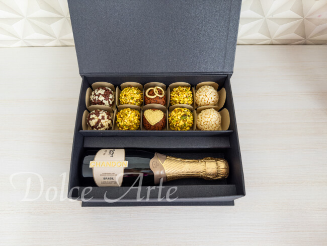 Caixas Personalizadas com 10 doces e mini espumante