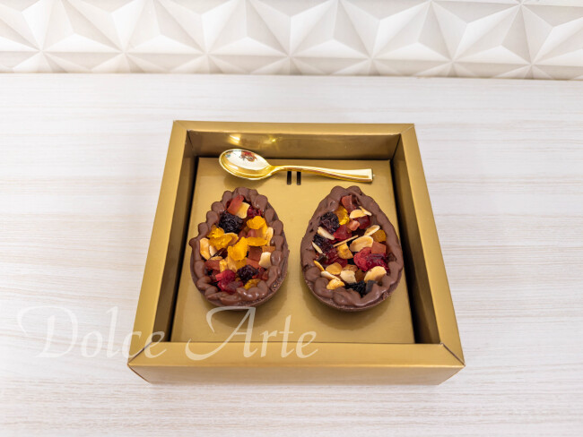 Dois mini ovos de chocolate com nuts Páscoa