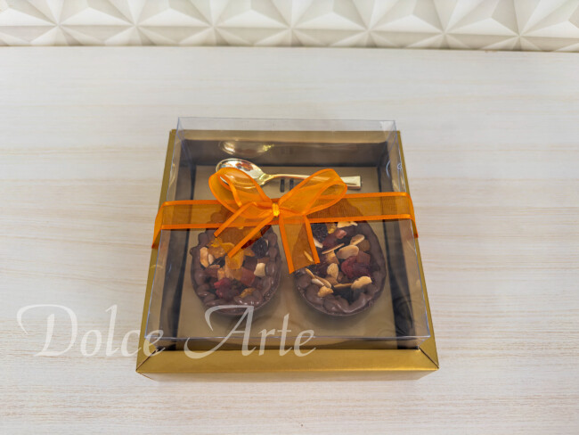 Dois mini ovos de chocolate com nuts Páscoa