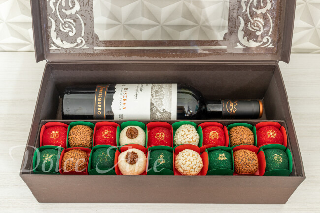 Caixa especial com 18 doces e vinho