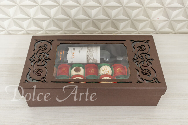 Caixa especial com 18 doces e vinho