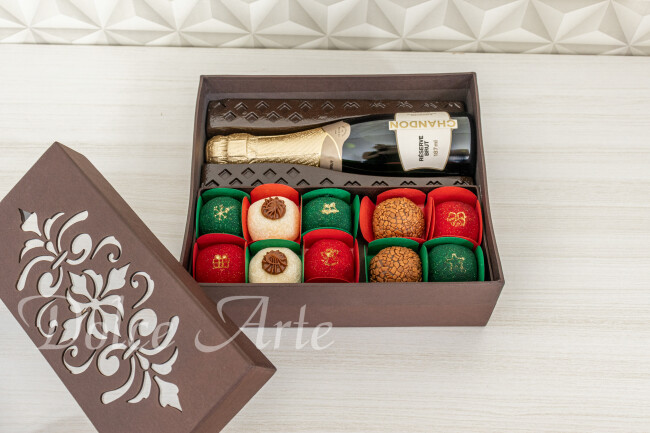 Caixa com 10 doces e mini espumante Natal