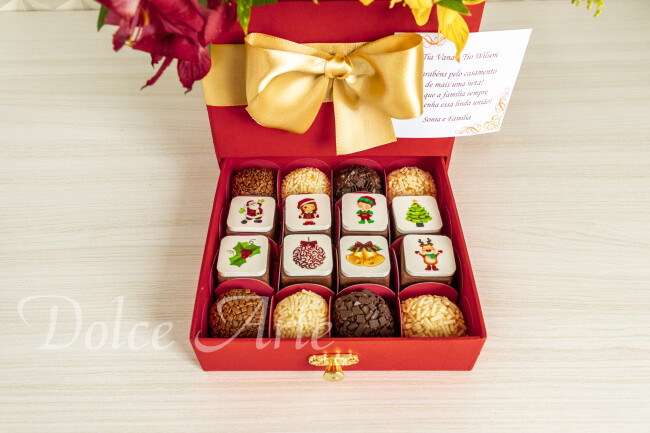 Caixa com flores e doces decorados Natal