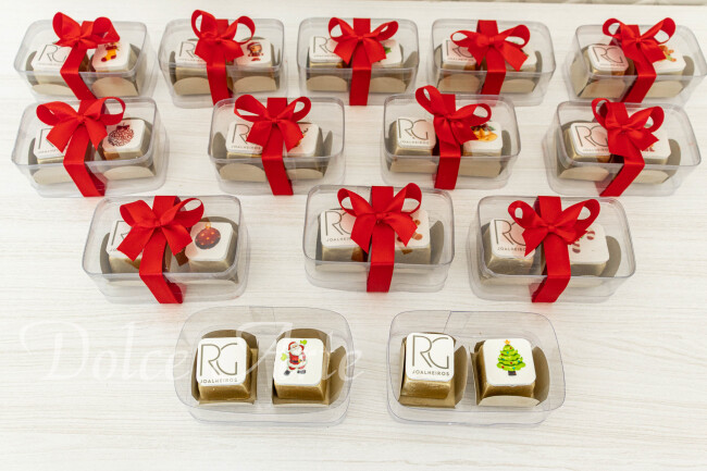 Caixinha de acetato com 2 bombons decorados Corporativo Natal
