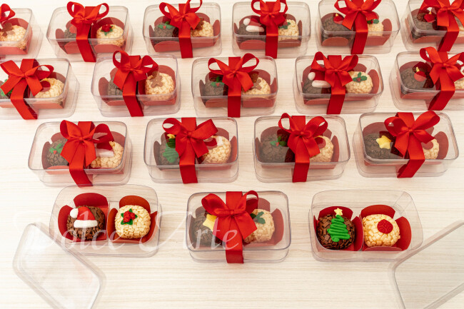 Caixinha de acetato com 2 brigadeiros decorados Natal