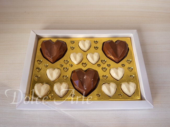 Caixa com corações de chocolate
