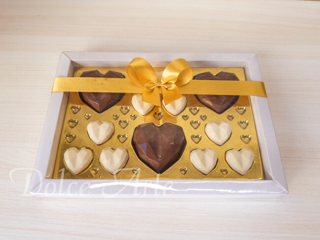 Caixa com corações de chocolate
