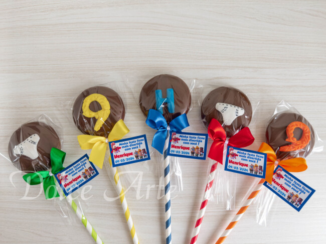 Pirulito de chocolate com pastilha de açúcar Capitão Cueca