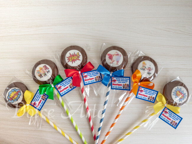 Pirulito de chocolate com pastilha de açúcar Capitão Cueca