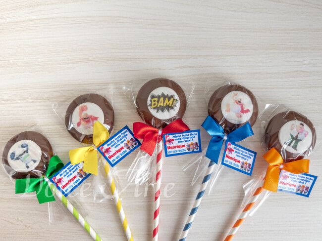 Pirulito de chocolate com pastilha de açúcar Capitão Cueca