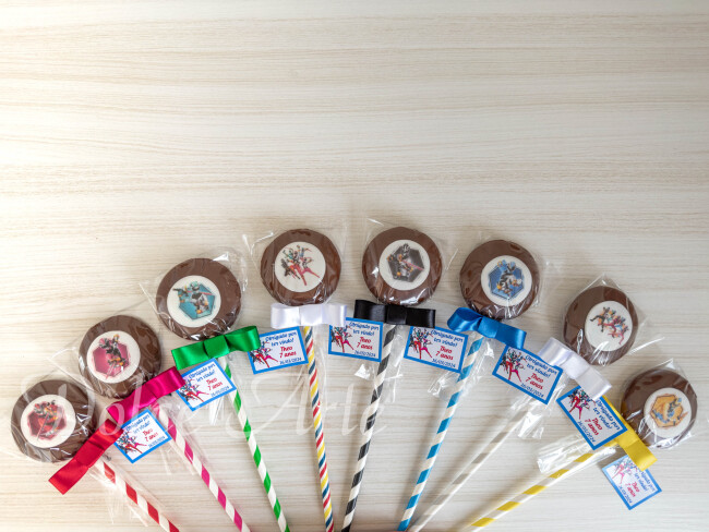 Pirulito de chocolate com pastilha de açúcar Power Rangers