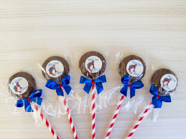 Pirulito de chocolate com pastilha de açúcar Homem Aranha
