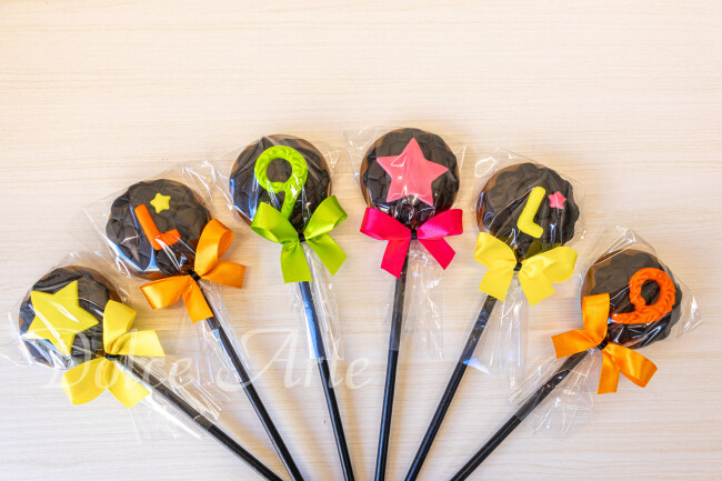 Pirulito de chocolate decorado Neon