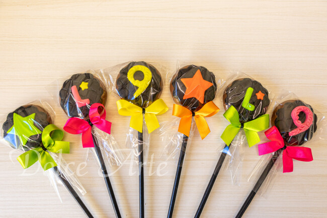 Pirulito de chocolate decorado Neon