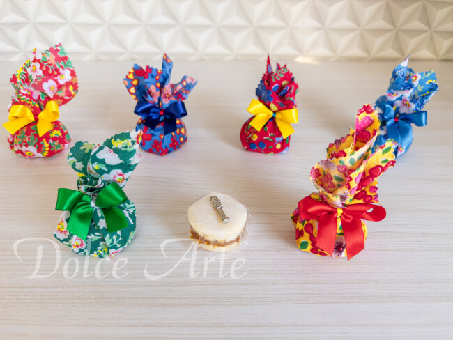 Bem-junino embalado em trouxinha de tecido, com Santo Antônio