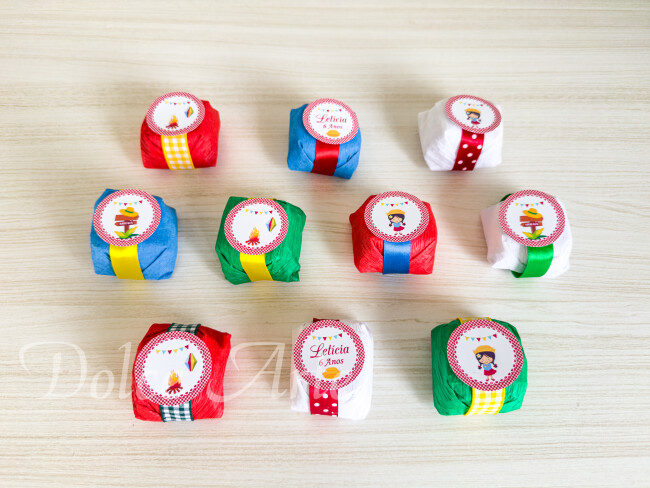 Bem-junino embalado em crepom, com fita de cetim