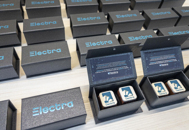 Caixa personalizada com 2 bombons decorados corporativo