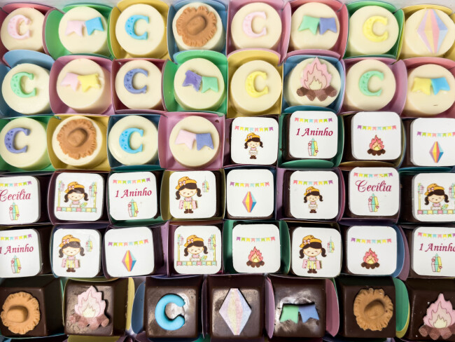 Bombons decorados com pastilha de chocolate Festa Junina