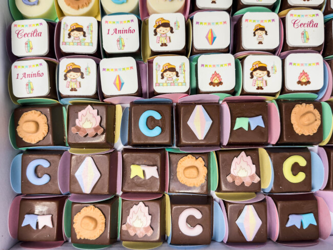 Bombons decorados com pastilha de chocolate Festa Junina